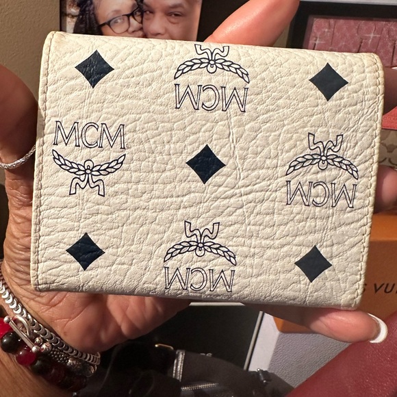 ⭐️⭐️EUC Vintage MCM White and Navy Blue Compact Wallet - Picture 3 of 11